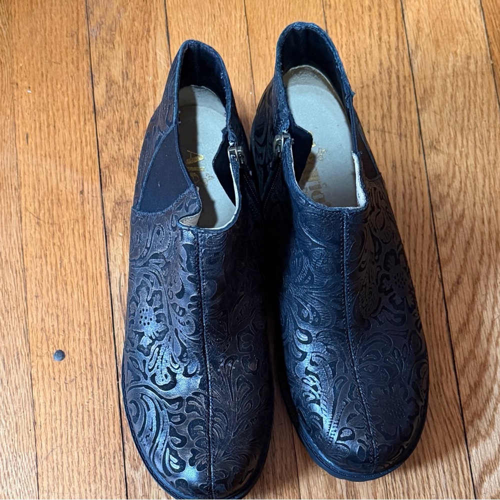 Alegria Size 38 Black Embossed Brocade Ankle Booties with Side Zip